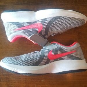 Girls Nike Revolution 4